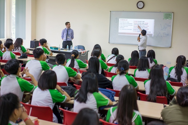 Nhật ký một ngày “quẩy kiểu sinh viên Mỹ tại SaigonTech - Ảnh 3.