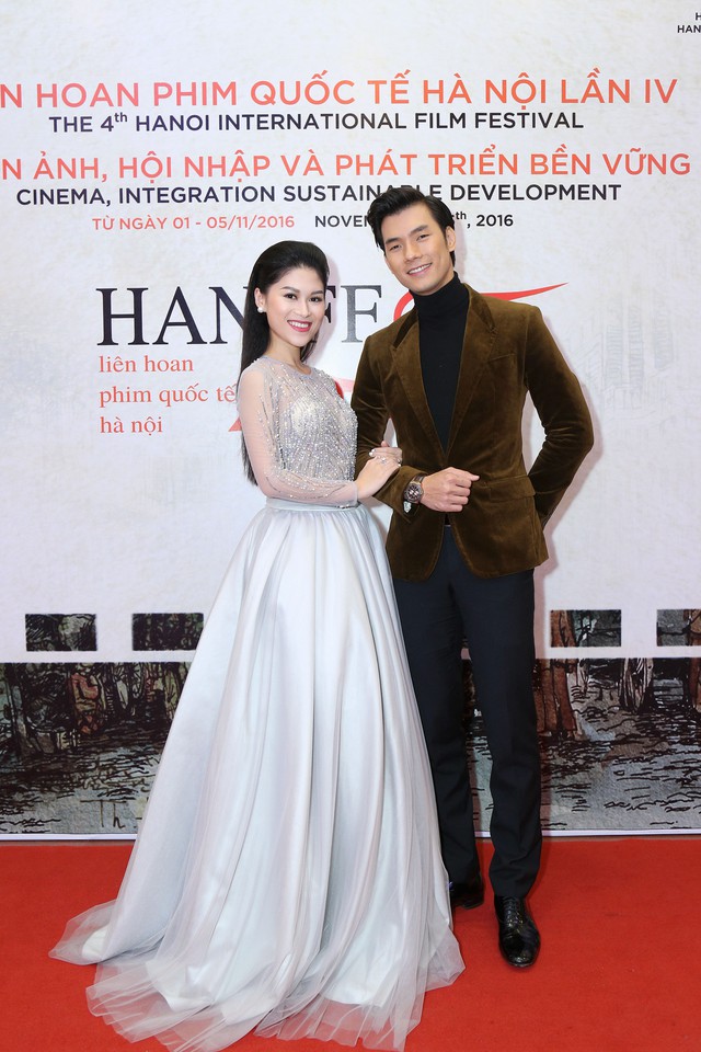 Ngọc Thanh Tâm được săn đón trên thảm đỏ Liên hoan phim Quốc tế Hà Nội - Ảnh 2.
