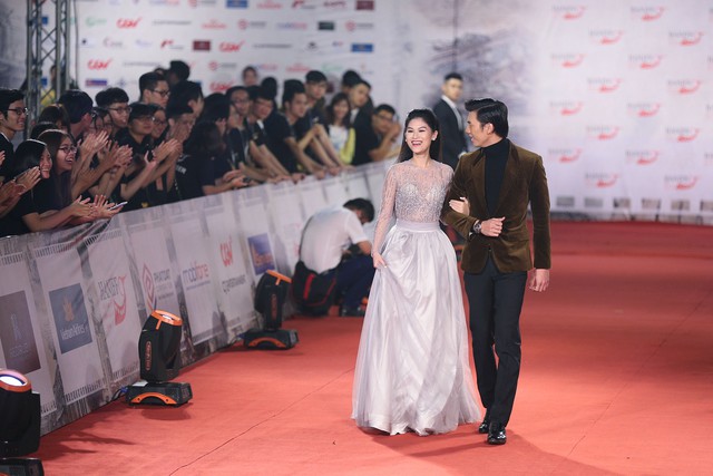 Ngọc Thanh Tâm được săn đón trên thảm đỏ Liên hoan phim Quốc tế Hà Nội - Ảnh 3.