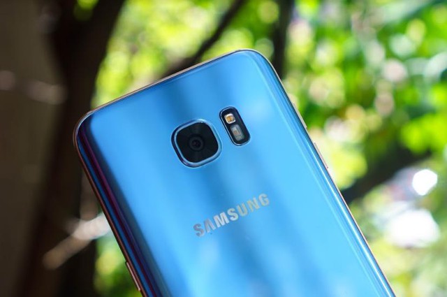 Những gi&aacute; trị kh&oacute; l&ograve;ng đong đếm tr&ecirc;n Galaxy S7 edge Xanh Coral - Ảnh 2.