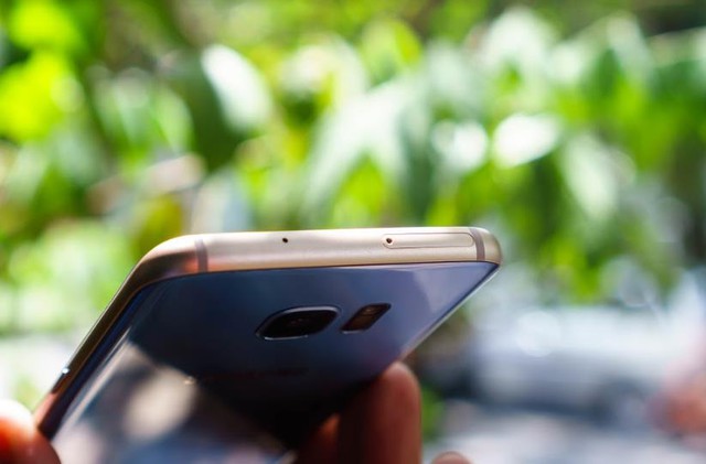 Những gi&aacute; trị kh&oacute; l&ograve;ng đong đếm tr&ecirc;n Galaxy S7 edge Xanh Coral - Ảnh 4.