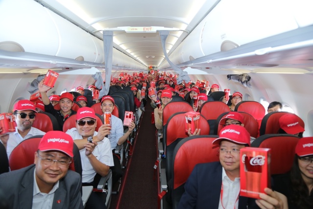 Ấn tượng chiếc máy bay mang hình ảnh Coca-Cola - Ảnh 5.