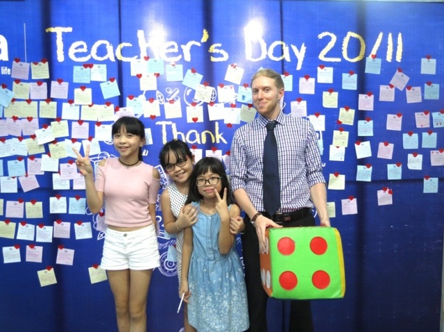 Xúc động những lời cảm ơn từ học trò Việt đến thầy cô nước ngoài - Ảnh 2.