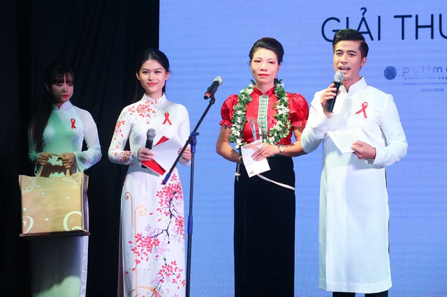 Ngọc Thanh Tâm cùng dàn sao Việt vinh danh những người đẩy lùi bệnh AIDS - Ảnh 2.