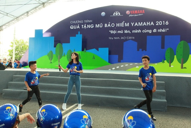 Hàng nghìn khán giả nhí Tây Ninh cuồng nhiệt cùng Đông Nhi và team The Voice Kids 2016 - Ảnh 2.