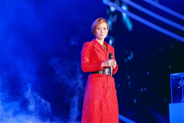 Đông Nhi đọ sắc đỏ với Thu Minh trên sân khấu lễ trao giải Quả Chuông Vàng 2016 - Ảnh 3.