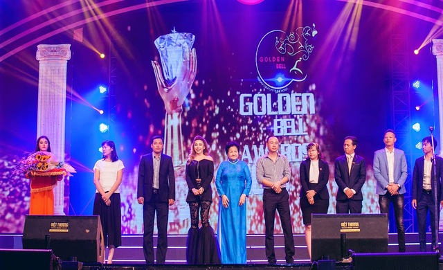 Đông Nhi đọ sắc đỏ với Thu Minh trên sân khấu lễ trao giải Quả Chuông Vàng 2016 - Ảnh 7.
