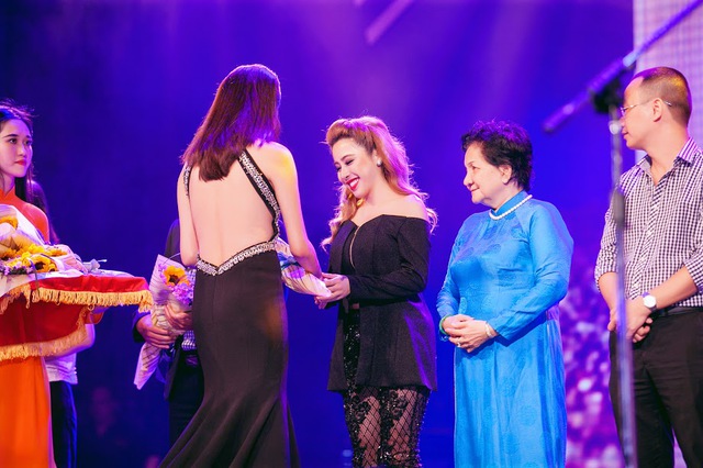 Đông Nhi đọ sắc đỏ với Thu Minh trên sân khấu lễ trao giải Quả Chuông Vàng 2016 - Ảnh 8.