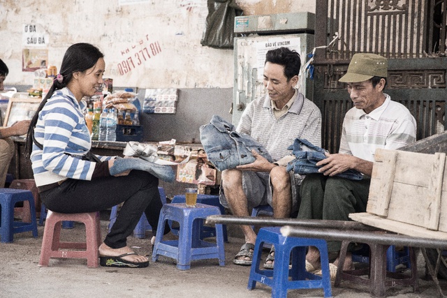 Giới trẻ Hà Nội đổ xô đi đổi jeans cũ lấy jeans mới - Ảnh 1.