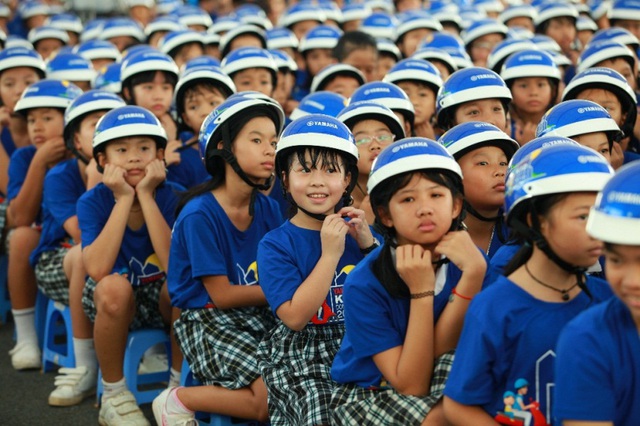 Hàng nghìn em học sinh tiểu học sôi động trong vũ điệu đội mũ bảo hiểm - Ảnh 2.