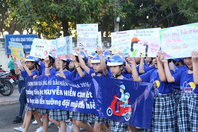 Hàng nghìn em học sinh tiểu học sôi động trong vũ điệu đội mũ bảo hiểm - Ảnh 5.