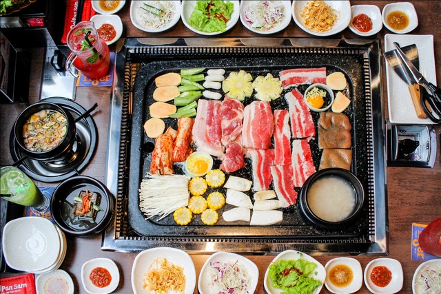 Khám phá quán thịt nướng bàn đá Hàn Quốc đầu tiên tại Sài Gòn - Ảnh 2.