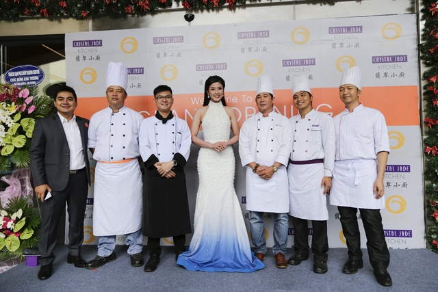 Hoa hậu Ngọc Hân bất ngờ xuất hiện tại TP.HCM dự sự kiện khai trương Crystal Jade Kitchen - Ảnh 2.