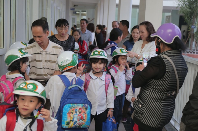 Bệnh viện Thu Cúc tặng miễn phí 20.000 mũ bảo hiểm cho học sinh tiểu học - Ảnh 8.