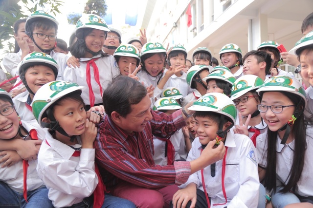 Loạt sao Việt hưởng ứng chiến dịch tặng mũ bảo hiểm cho trẻ em - Ảnh 3.