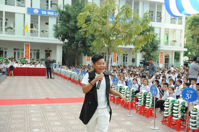 Loạt sao Việt hưởng ứng chiến dịch tặng mũ bảo hiểm cho trẻ em - Ảnh 4.