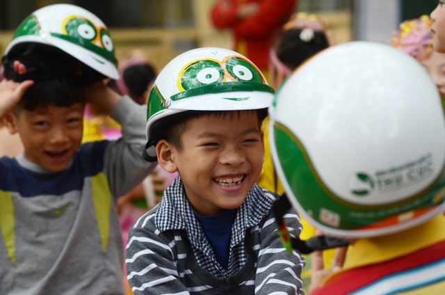 Loạt sao Việt hưởng ứng chiến dịch tặng mũ bảo hiểm cho trẻ em - Ảnh 5.