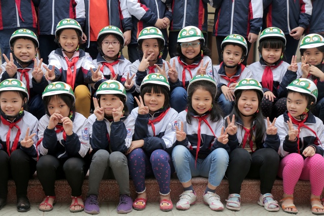 Loạt sao Việt hưởng ứng chiến dịch tặng mũ bảo hiểm cho trẻ em - Ảnh 7.