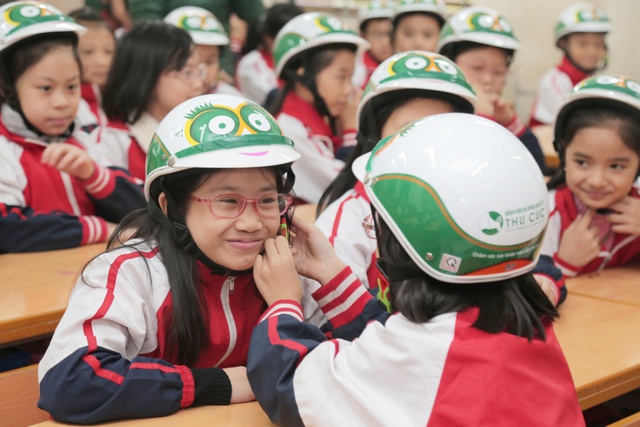 Loạt sao Việt hưởng ứng chiến dịch tặng mũ bảo hiểm cho trẻ em - Ảnh 8.