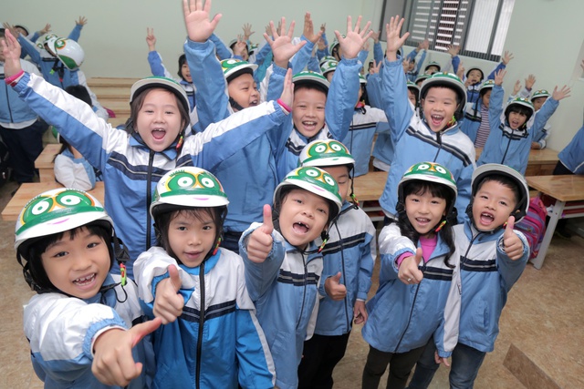 Loạt sao Việt hưởng ứng chiến dịch tặng mũ bảo hiểm cho trẻ em - Ảnh 9.