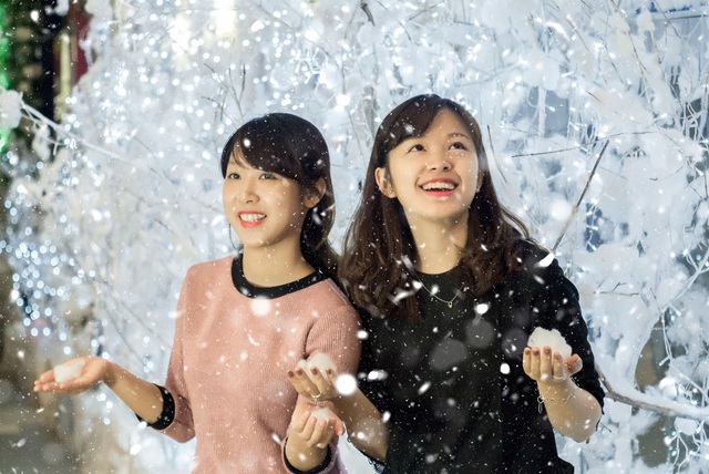 &ldquo;Th&agrave;nh phố&rdquo; c&oacute; tuyết rơi như thật xuất hiện tại thủ đ&ocirc; H&agrave; Nội - Ảnh 1.