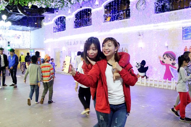 &ldquo;Th&agrave;nh phố&rdquo; c&oacute; tuyết rơi như thật xuất hiện tại thủ đ&ocirc; H&agrave; Nội - Ảnh 4.
