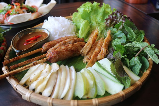 Thưởng thức Buffet Mẹt 50 món chỉ có trong mùa lễ hội cuối năm này - Ảnh 1.