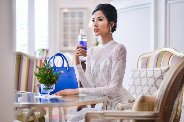 Ho&agrave;ng Th&ugrave;y biến h&oacute;a như qu&yacute; c&ocirc; m&ugrave;a lễ hội - Ảnh 4.