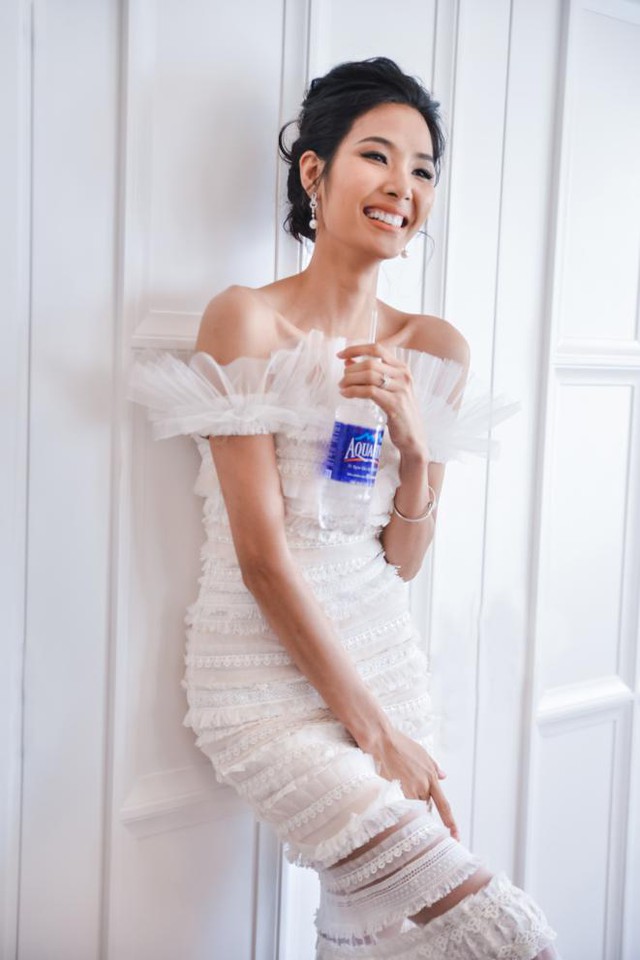 Ho&agrave;ng Th&ugrave;y biến h&oacute;a như qu&yacute; c&ocirc; m&ugrave;a lễ hội - Ảnh 5.