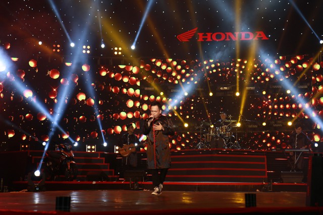 Bộ 3 bi&ecirc;n đạo h&agrave;ng đầu Việt Nam quẩy hết m&igrave;nh c&ugrave;ng th&iacute; sinh đ&ecirc;m Chung kết BeU+ with Honda 2016 - Ảnh 6.