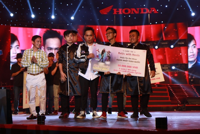 Bộ 3 biên đạo hàng đầu Việt Nam quẩy hết mình cùng thí sinh đêm Chung kết BeU+ with Honda 2016 - Ảnh 7.