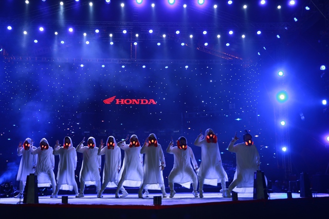 Bộ 3 bi&ecirc;n đạo h&agrave;ng đầu Việt Nam quẩy hết m&igrave;nh c&ugrave;ng th&iacute; sinh đ&ecirc;m Chung kết BeU+ with Honda 2016 - Ảnh 8.