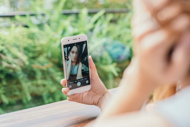 Gợi ý những smartphone tầm trung chuyên selfie đáng mua nhất mùa cuối năm - Ảnh 4.
