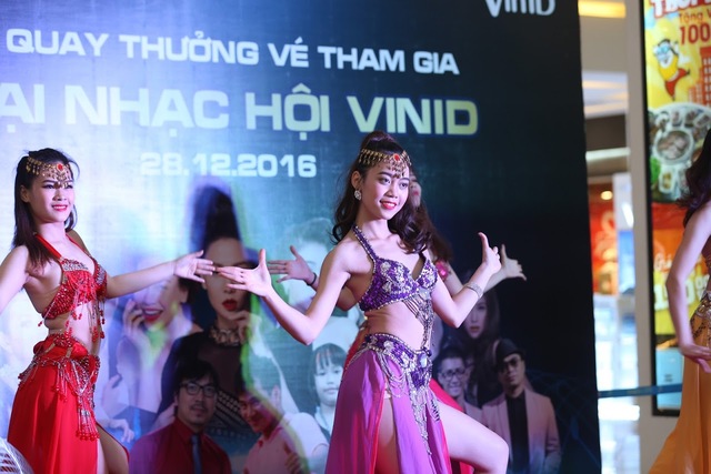Người dân Hà Nội đổ về sự kiện quay số trúng thưởng ở Vincom Mega mall Times City - Ảnh 2.