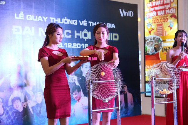 Người dân Hà Nội đổ về sự kiện quay số trúng thưởng ở Vincom Mega mall Times City - Ảnh 3.