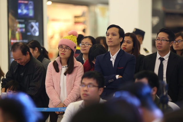 Người dân Hà Nội đổ về sự kiện quay số trúng thưởng ở Vincom Mega mall Times City - Ảnh 4.