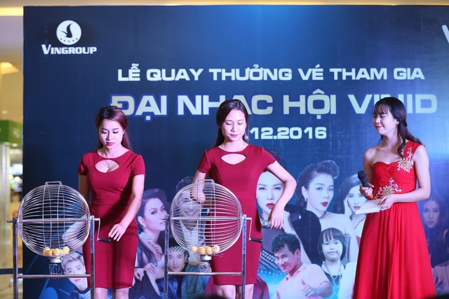 Người dân Hà Nội đổ về sự kiện quay số trúng thưởng ở Vincom Mega mall Times City - Ảnh 6.