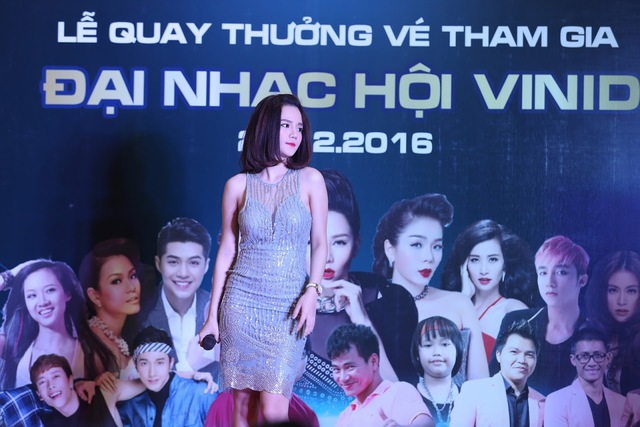 Người dân Hà Nội đổ về sự kiện quay số trúng thưởng ở Vincom Mega mall Times City - Ảnh 7.