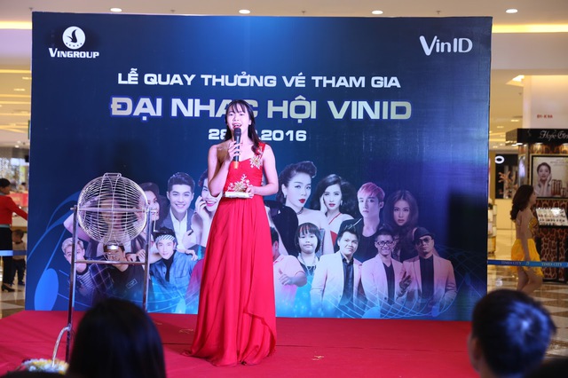 Người dân Hà Nội đổ về sự kiện quay số trúng thưởng ở Vincom Mega mall Times City - Ảnh 9.