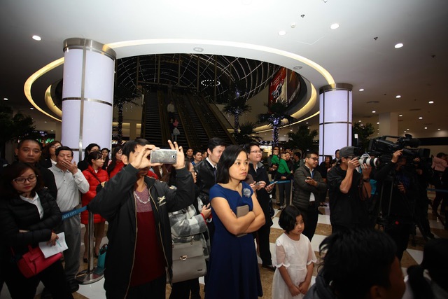 Người dân Hà Nội đổ về sự kiện quay số trúng thưởng ở Vincom Mega mall Times City - Ảnh 10.