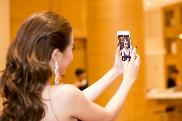 Ho&agrave;ng Th&ugrave;y Linh selfie đẹp &ldquo;kh&ocirc;ng g&oacute;c chết&rdquo; với camera trước Vivo V5 - Ảnh 2.