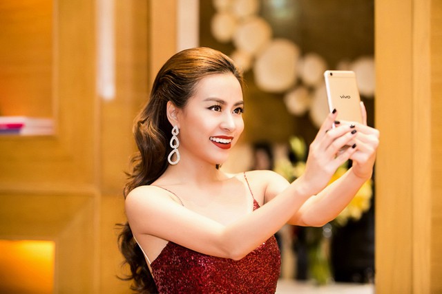 Ho&agrave;ng Th&ugrave;y Linh selfie đẹp &ldquo;kh&ocirc;ng g&oacute;c chết&rdquo; với camera trước Vivo V5 - Ảnh 3.