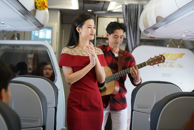 Đông Nhi bất ngờ biểu diễn “Khai Xuân Đón Lộc” trên máy bay - Ảnh 2.