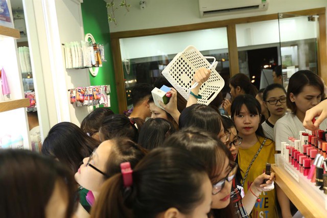 Giải mã cơn sốt sắm mỹ phẩm của các cô nàng Sài Gòn những ngày đầu năm 2017 - Ảnh 2.