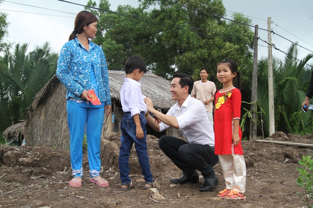 Phạm Hương, Phan Anh, Hứa Vĩ Văn cùng loạt sao Việt mang Tết ấm về với bà con vùng xa - Ảnh 8.