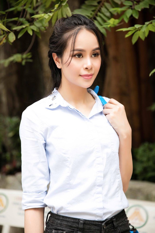 Hoa hậu điện ảnh Sella Trương giản dị chăm chút các em bé mồ côi - Ảnh 2.