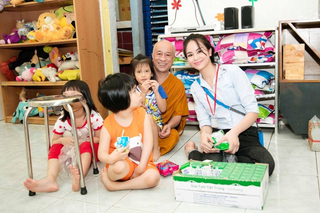 Hoa hậu điện ảnh Sella Trương giản dị chăm chút các em bé mồ côi - Ảnh 3.