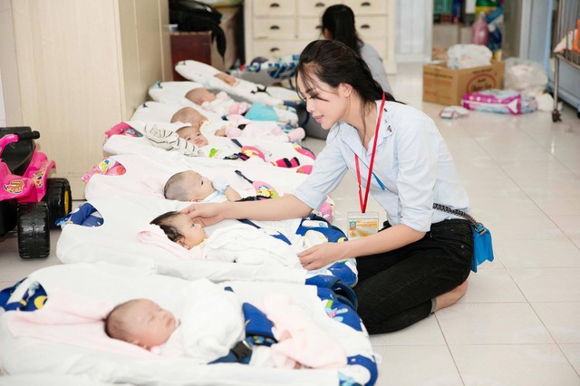 Hoa hậu điện ảnh Sella Trương giản dị chăm chút các em bé mồ côi - Ảnh 8.