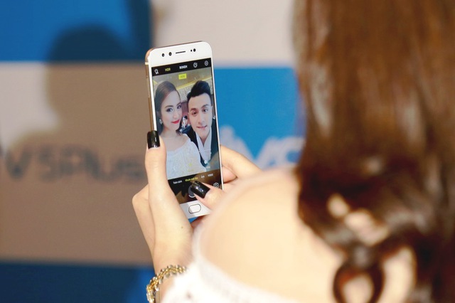 Hoàng Thuỳ Linh, Vĩnh Thụy, Diệp Lâm Anh mê mẩn selfie với bộ đôi camera trước 20MP của Vivo V5Plus - Ảnh 6.