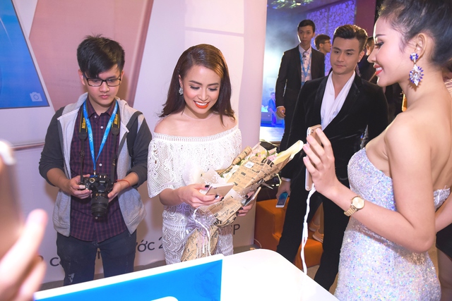 Hoàng Thuỳ Linh, Vĩnh Thụy, Diệp Lâm Anh mê mẩn selfie với bộ đôi camera trước 20MP của Vivo V5Plus - Ảnh 13.